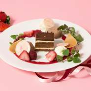 スイーツに合わせて希少なファインカカオを選びぬき、カカオ豆から丁寧におつくりしたチョコレートを存分にお楽しみいただける、チョコレート専門店ならではのアフタヌーンティーを、バレンタイン・ホワイトデーシーズン限定の華やかな装いでご用意しました。