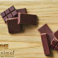 一片のチョコレートがすべての始まり。自家焙煎したカカオ豆から生まれたのは、見た目からは想像できないフルーティな味わいでした。南国果実の種であるカカオの魅力に気づき、固定概念を覆すBean to Barチョコレートとの出会いが、新たな美味しさへの扉を開きました。