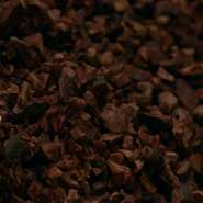 チョコレート製造のノウハウを探るため、アジア・アフリカ・中南米のカカオ豆を厳選。摩砕工程ではわずか1マイクロメートルの差が味わいを左右するなど、製造は極めて繊細です。再現性のないカカオと向き合い、失敗と実験を重ねながら学び続けてきました。