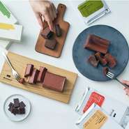 Minimalのチョコレートは、贈り物や手土産、ペアリングなど日常のさまざまなシーンを豊かに彩ります。甘いおやつでも高級品でもなく、暮らしに寄り添い、会話や時間を深める「嗜好品」として楽しめる存在です。