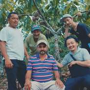 完成したチョコレートを農家と食べ比べたとき、「自分のカカオが一番おいしい」と誇らしげに語る笑顔に出会いました。良いものをつくりたいという志を共有できる生産者と手を取り合い、Bean to Barを通じて世界とつながっていきたいと考えています。