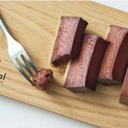 生産者と共に品質向上をめざし、製造者は素材に真摯に向き合い、妥協のないチョコレートをつくる。そして、その想いをお客さまに届け、声を再び生産者へ返す。生産者・製造者・消費者がつながる「三方良し」の循環で、より良い未来を広げていきたいと考えています。