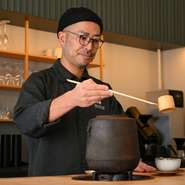 お店に足を運んでいただいたお客様が“また来たい”と思えるようなサービスを意識。接客もマニュアルに準拠するのではなく、スタッフそれぞれの個性を活かし、ホスピタリティ溢れるおもてなしを大切にしています。