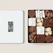 カカオの多彩な表情が楽しめるクッキー缶。さまざまなカカオ・チョコレートをご堪能できます。