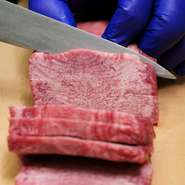 注文を受けた後、料理人が塊肉から一枚一枚切り分けています。上質な肉と落ち着いた雰囲気の中で、特別感を満喫。大切な人と思い出に残るひとときを共有することができます。