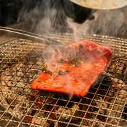 注文を受けた後、料理人が塊肉から一枚一枚切り分けています。上質な肉と落ち着いた雰囲気の中で、特別感を満喫。大切な人と思い出に残るひとときを共有することができます。