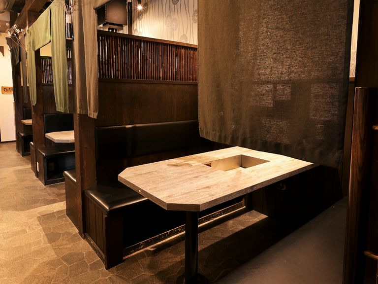 焼肉の香りと笑顔が交差する、和やかな二人