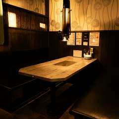 焼肉の香りと笑顔が交差する、和やかな二人