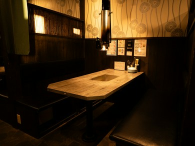 焼肉の香りと笑顔が交差する、和やかな二人