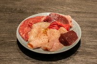 部位の個性を見極め、鮮度を活かして盛り込む。これが咲万の“ホルモンの形”。