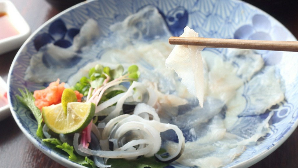 フグ本来の旨みを堪能できる。透き通るような透明度のフグを贅沢に味わう『下関産　とらふぐのてっさ』