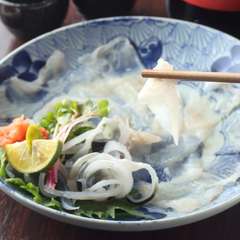 フグ本来の旨みを堪能できる。透き通るような透明度のフグを贅沢に味わう『下関産　とらふぐのてっさ』