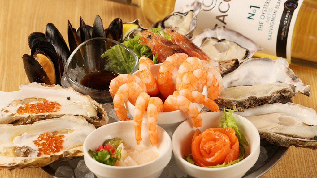 生牡蠣を中心に、新鮮な魚介をふんだんに盛り込んだ『シーフードプラッター』