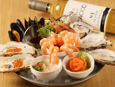 生牡蠣を中心に、新鮮な魚介をふんだんに盛り込んだ『シーフードプラッター』
