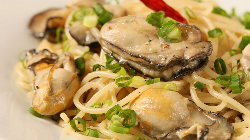 北海道産小麦100％の特注生麺を使った『牡蠣たっぷりのペペロンチーノ』