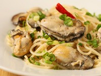 北海道産小麦100%の特注生麺を使った『牡蠣たっぷりのペペロンチーノ』
