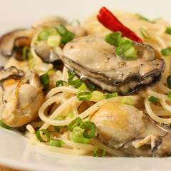 北海道産小麦100％の特注生麺を使った『牡蠣たっぷりのペペロンチーノ』