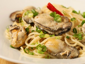 北海道産小麦100％の特注生麺を使った『牡蠣たっぷりのペペロンチーノ』