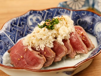 新鮮なラム肉を、山わさびの風味でさっぱりと仕上げた、シンプルで贅沢『ラムのたたき　山わさび』