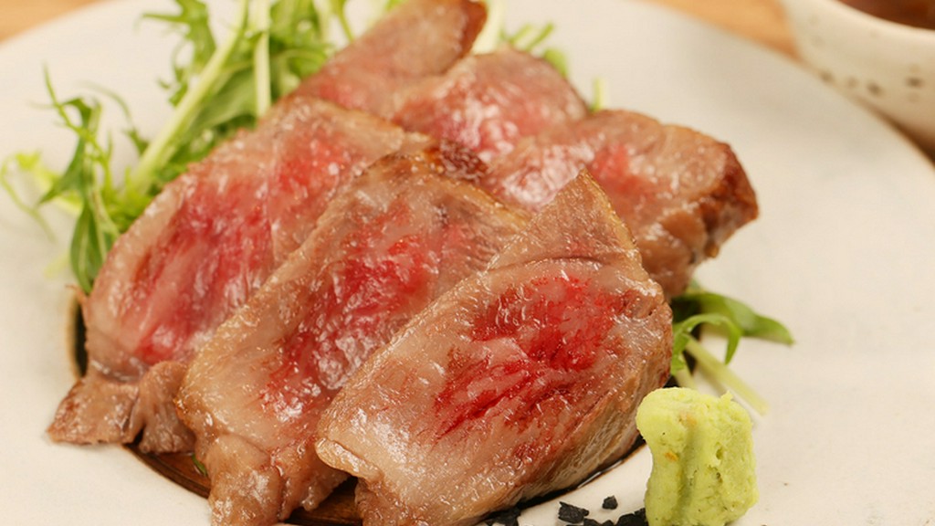 口福のひと切れ、舌の上でとろける食感に心奪われる『十勝牛ステーキ』