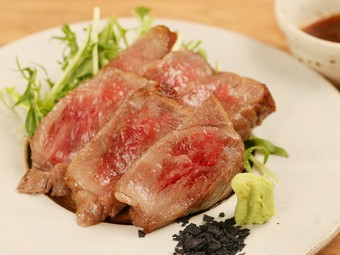 口福のひと切れ、舌の上でとろける食感に心奪われる『十勝牛ステーキ』