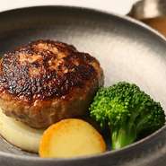 ランチタイムにはお肉の量を選べるハンバーグセットが人気！ごはんのおかわりも自由です。ランチでは、事前に連絡をすればハンバーグ以外もセットメニューに対応可能。家族連れにうれしいサービスが整っています。
