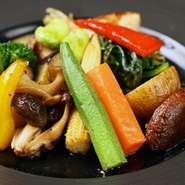 旬の食材を巧みに取り入れた創作和食が楽しめるお店！毎日内容が変わるため、訪れるたびに新たな味に出合えます。身体にやさしい料理を求める方にもうれしいメニューが豊富。
