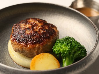 肉の存在感と繊細な味わいが絶妙に調和する『特製ハンバーグ（100g）』 