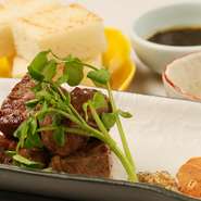 やわらかな道産牛100％のひれ肉にバターとブランデーの香りを纏わせ、素材の魅力を存分に引き出した一皿です。お好みで大根おろしと焼きのりのお店オリジナルのソースを添えれば、さらなる味わいが広がります。