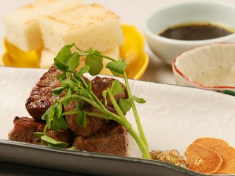 豊かな風味と柔らかい口当たりを堪能できる『道産牛ひれサイコロステーキ』