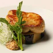 入手困難なフォアグラを贅沢に使用した70gのステーキ。芳醇な香りと濃厚な旨みが広がり、ハーブ塩がその余韻を引き立てます。こちらのお店では、貴重なフォアグラの味わいをいつでもご用意。