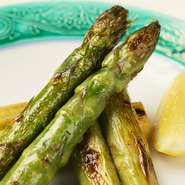 毎日仕入れる旬の食材にこだわった料理は、素材そのものの風味を引き立てる工夫が随所に光ります。四季の移ろいを皿の上で感じられるのも魅力の一つ。