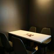 堅苦しさを感じさせず、アットホームな雰囲気で居心地の良さを大切にしています。笑顔でゲストを迎え、笑顔で送り出す。フレンドリーな雰囲気の中でも感謝の気持ちは忘れません。
