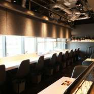 目の前で繰り広げられる調理風景を眺めながら、美しい夜景も楽しめるカウンター席が魅力。鉄板との間にガラス板を設けているため、小さなお子様連れでも快適に過ごせます。