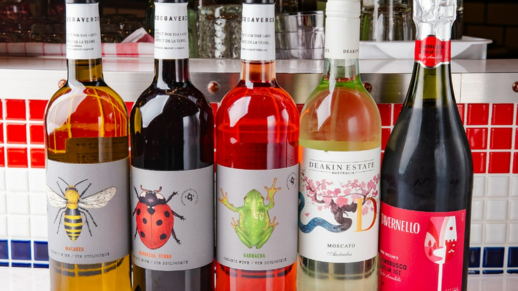 赤、白、泡と計15種類が揃う個性豊かなワイン