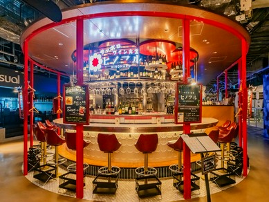 昼の光にも、夜の灯りにも似合うワインバル