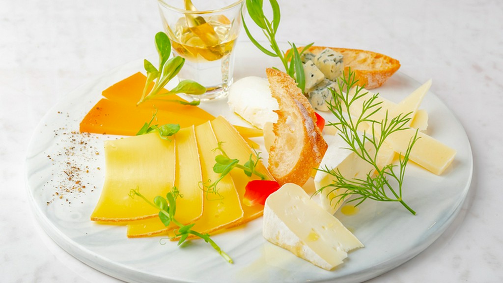 季節や入荷状況により内容が変わる『道産チーズ盛り合わせ（2種・3種・5種）』