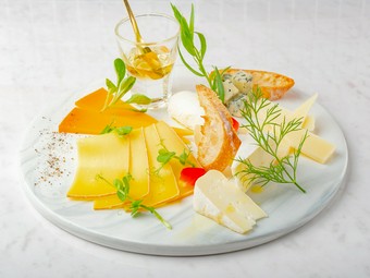 季節や入荷状況により内容が変わる『道産チーズ盛り合わせ（2種・3種・5種）』