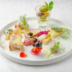 新鮮な野菜に鴨ロースを組み合わせた『アミューズブーシュ（6種・9種）』