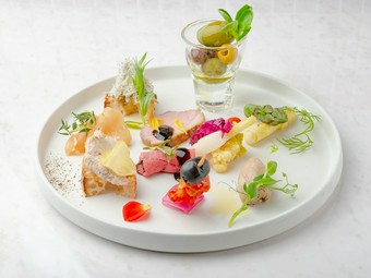 新鮮な野菜に鴨ロースを組み合わせた『アミューズブーシュ（6種・9種）』