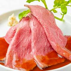 じっくりと火を入れ、肉の旨みを引き出す『十勝ハーブ牛のローストビーフ』