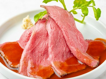 じっくりと火を入れ、肉の旨みを引き出す『十勝ハーブ牛のローストビーフ』