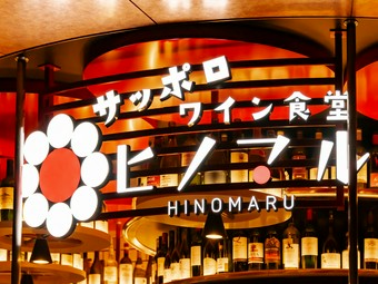 適度な距離感と居心地の良い、カウンター16席