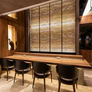 カウンター席では互いの顔を見ながら料理を楽しむことができ、距離感を大切にしながら会話ができます。プライベートな空間で二人きりの時間を過ごしたい方は、個室をどうぞ。