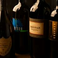 イタリアや日本を中心に、口当たりが滑らかでブドウの純粋な風味を楽しめる自然派ワインを揃えています。エレガントで個性的な酸味と豊かなミネラル感もあり、ワイン愛好家が真の魅力を味わえるでしょう。