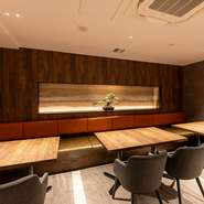 繊細なディテールとモダンな要素が見事に融合しています。上質な接待や会食にふさわしい席を用意。美しい照明が店内を柔らかく照らしだし、居心地の良さを醸し出しています。