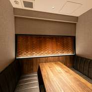 組子細工がデザインされ高級感が漂う中、完全個室であることからプライベートを守ることができます。一人一人のニーズに最大限応えようとするスタッフのサポートも素晴らしい。