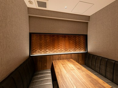 贅沢な時間を過ごせる個室は、すべてゆったり座れるソファー席