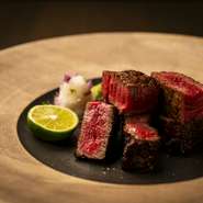 全国から取り寄せた霜降りの極上部位から希少なヒレ肉まで、幅広い品種を選択。ランイチやミスジ、肩三角など、入荷状況や熟成具合に応じて3種類の部位を比較できます。