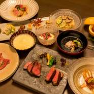 日本の伝統的な暦の二十四節気や季節感を感じられる料理が、ふんだんに用意されています。職人が厳選した「特選黒毛和牛」やその時々の旬の恵みを取り入れ、一皿を贅沢に表現。